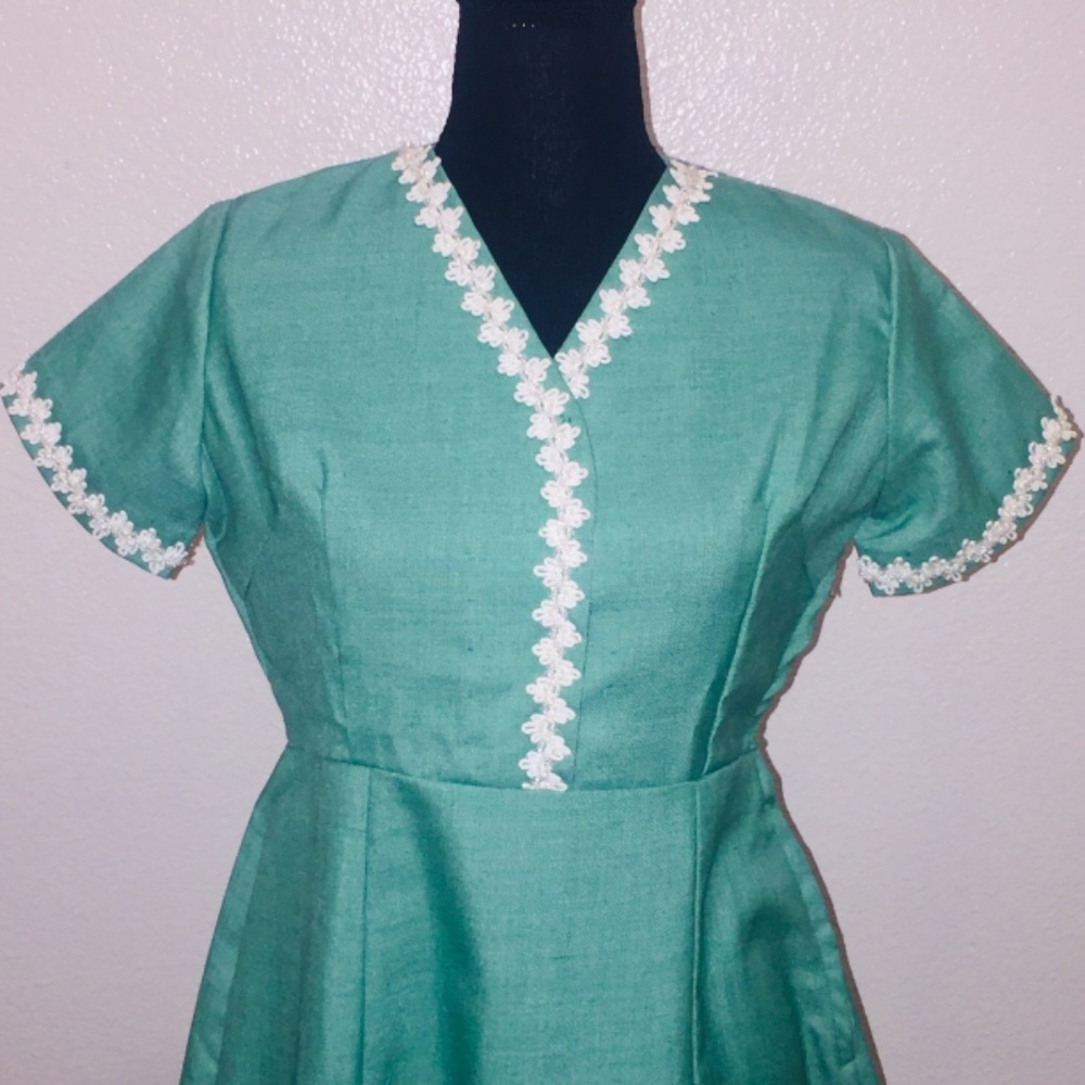 Vintage 60's Custom-made green dress with beaded decorative trim - Picture 4 of 11